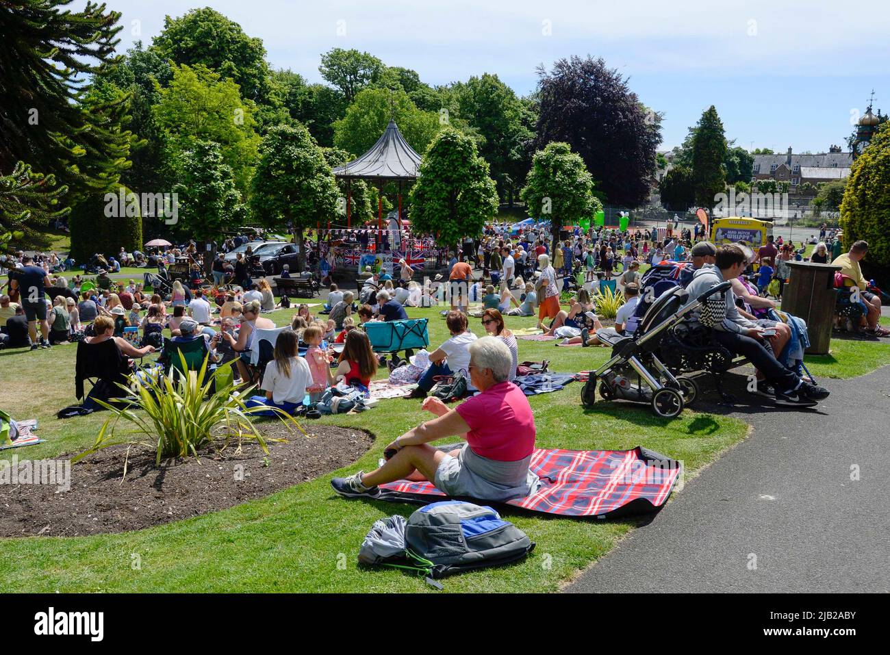 Dorchester, Dorset, Regno Unito. 2nd giugno 2022. I Borough Gardens di Dorchester, nel Dorset, sono pieni di persone che celebrano il Giubileo del platino della Regina in una giornata di sole calda e bruciante. Il Giubileo del platino di Elisabetta II si celebra dal 2 giugno al 5 giugno 2022 nel Regno Unito e nel Commonwealth per celebrare il 70th anniversario dell'adesione della Regina Elisabetta II il 6 febbraio 1952. Picture Credit: Graham Hunt/Alamy Live News Foto Stock