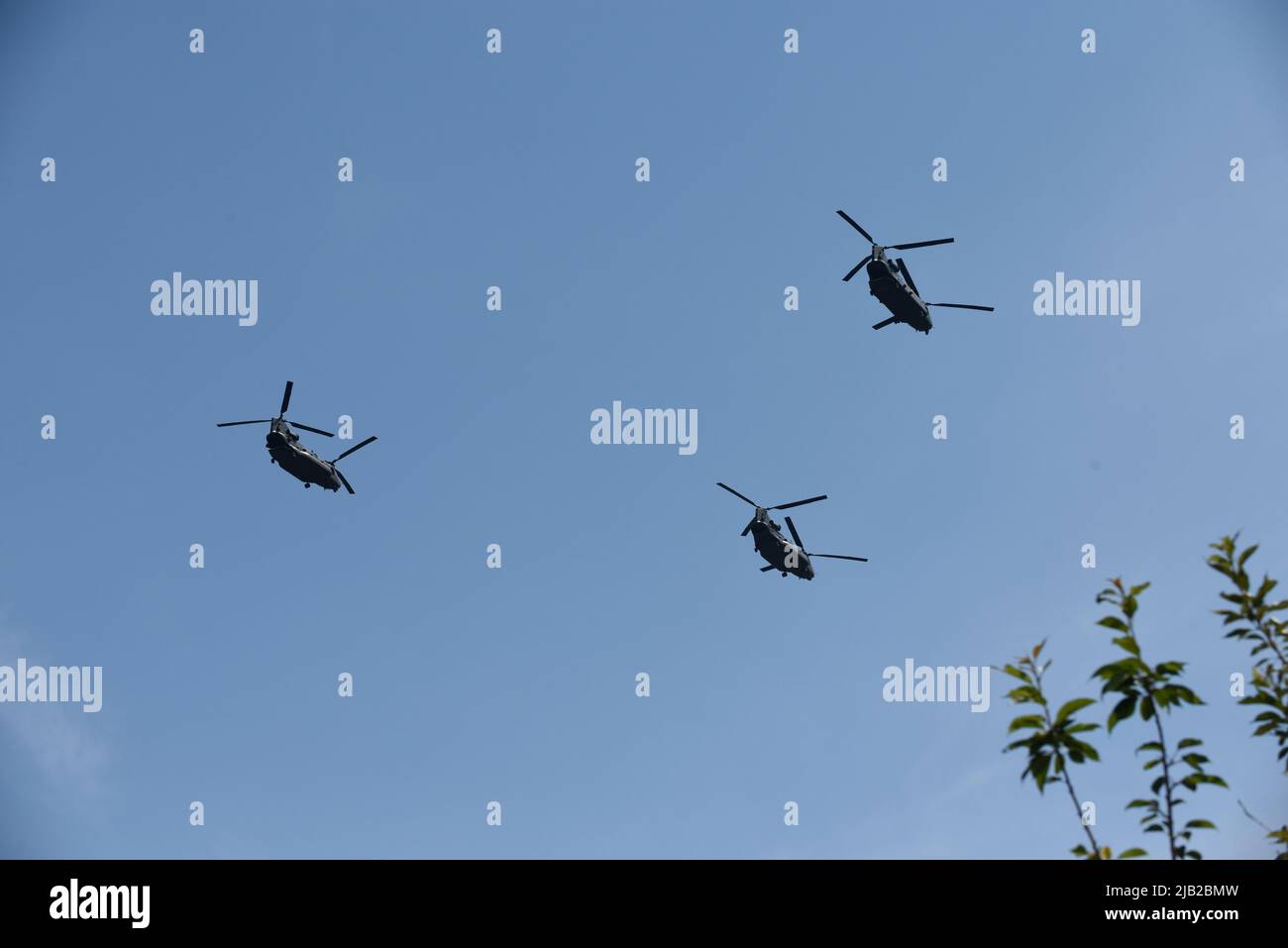 Londra, Inghilterra, Giugno 2 2022 - gli elicotteri Royal Navy volano in formazione sulla strada per la celebrazione del giubileo regine flyover Credit: Tom Holt/Alamy Live News Foto Stock
