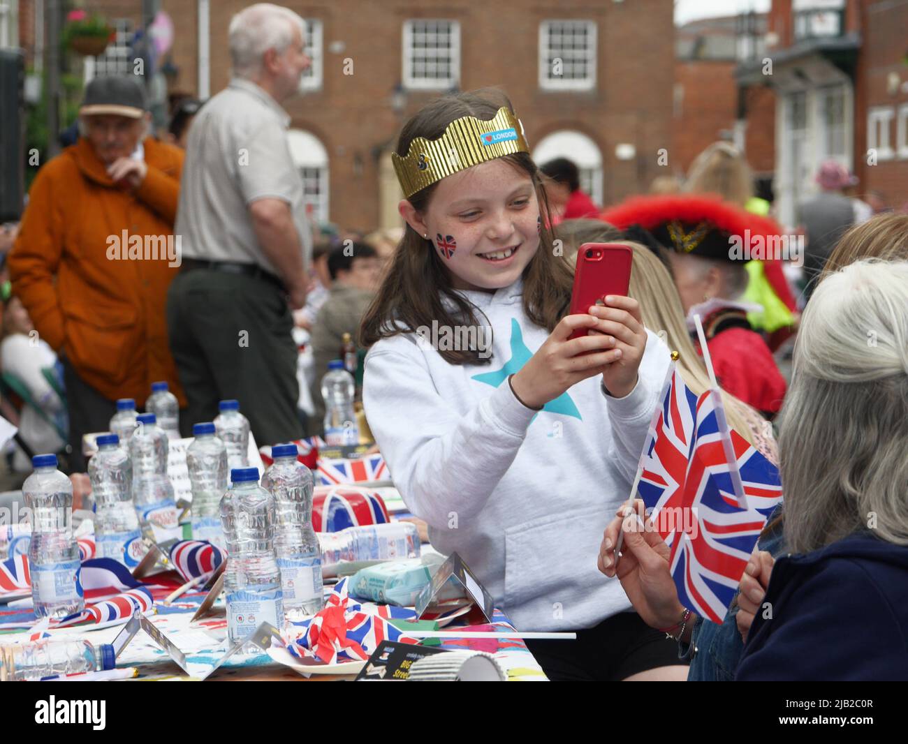 Llandrindod Wells, Powys, Galles, Regno Unito, giugno 2nd 2022. Circa 500 persone a Middleton Street, Llandrindod Wells per una festa di strada Platinum Jubilee organizzata da un'organizzazione chiamata FUKD da Cake. Credit: Andrew Compton/Alamy Live News Foto Stock