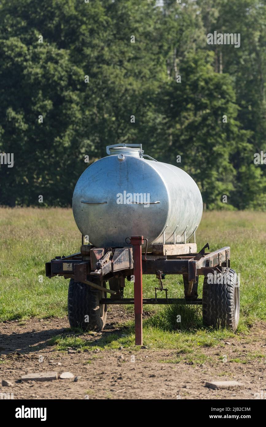 Serbatoio d'acqua metallico, approvvigionamento di bestiame bovino in un campo nelle campagne in Germania, Europa Foto Stock