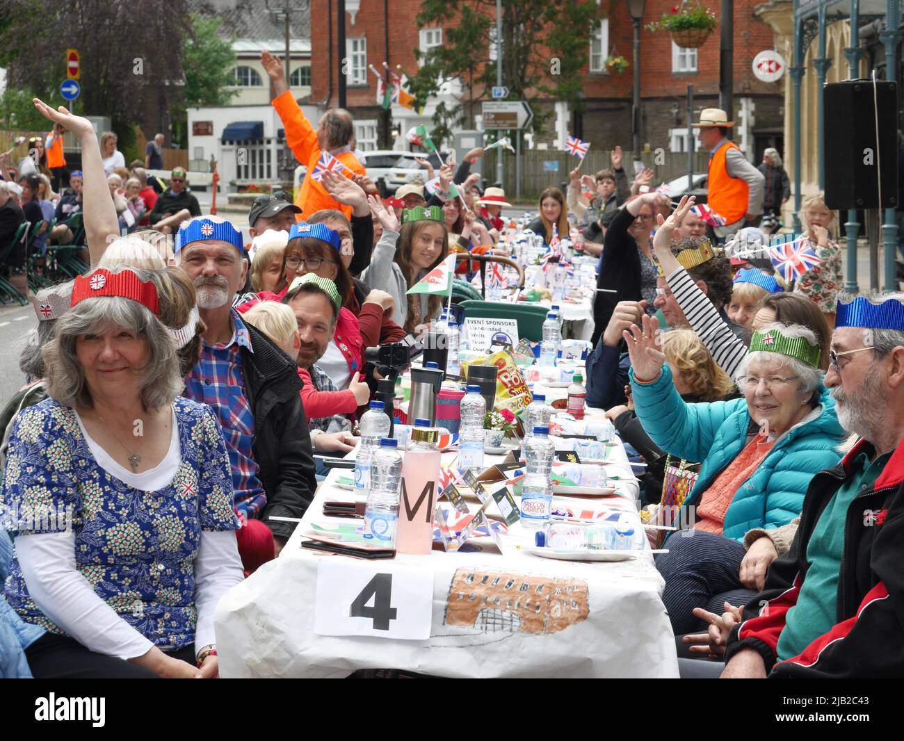 Llandrindod Wells, Powys, Galles, Regno Unito, giugno 2nd 2022. Circa 500 persone a Middleton Street, Llandrindod Wells per una festa di strada Platinum Jubilee organizzata da un'organizzazione chiamata FUKD da Cake. Credit: Andrew Compton/Alamy Live News Foto Stock