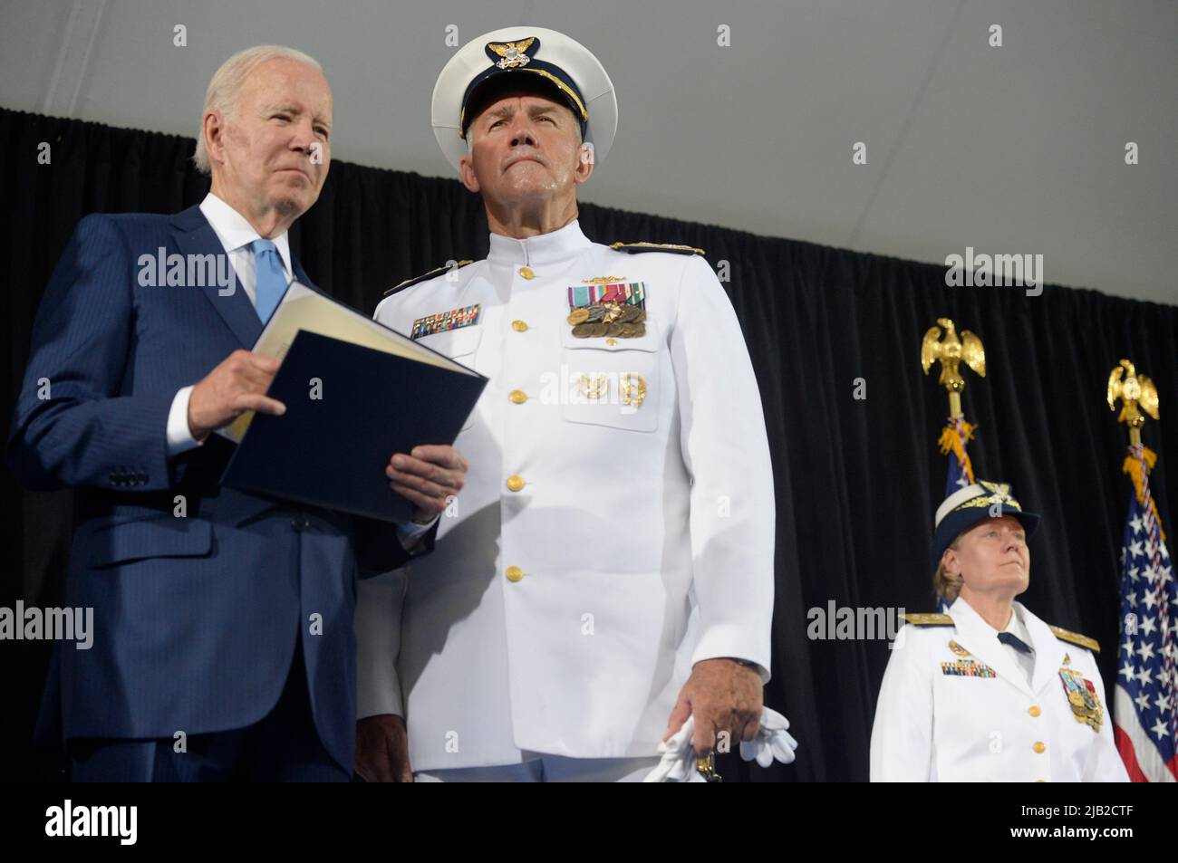 Il presidente degli Stati Uniti Joe Biden si trova in piedi con l'ammiraglio della Guardia Costiera degli Stati Uniti Karl L. Schultz durante una cerimonia di cambio di comando alla sede della Guardia Costiera a Washington, DC mercoledì 1 giugno 2022. L'ammiraglio della Guardia Costiera Linda Fagan sta prendendo il comando da Schultz.Credit: Bonnie Cash/Pool via CNP /MediaPunch Foto Stock