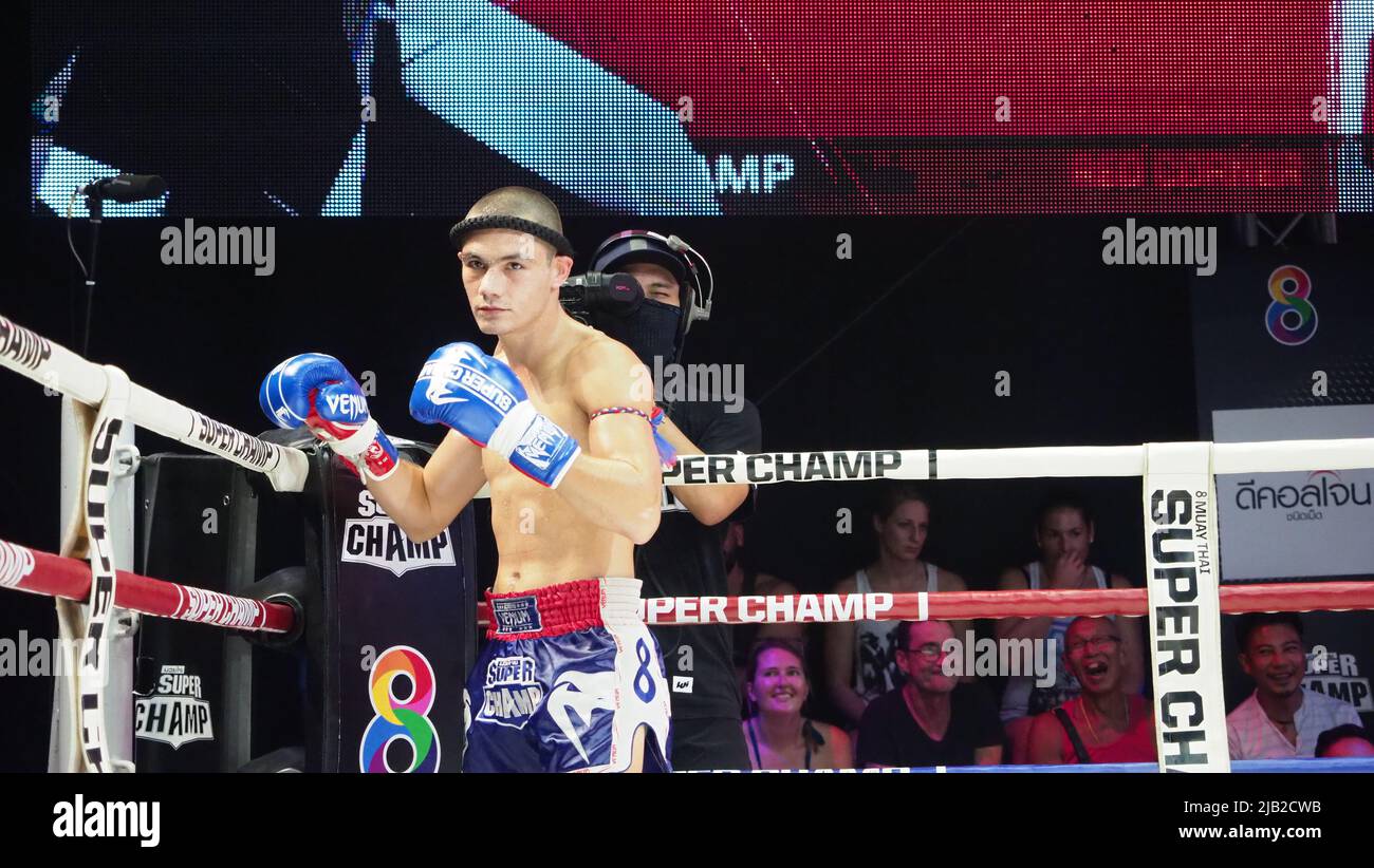 Bangkok Thailandia Novembre 11 2018. Giocatori di kick boxing non identificati thailandesi e stranieri in competizione combattono Muay Thai Super Champ a Muay Thai Street Ba Foto Stock