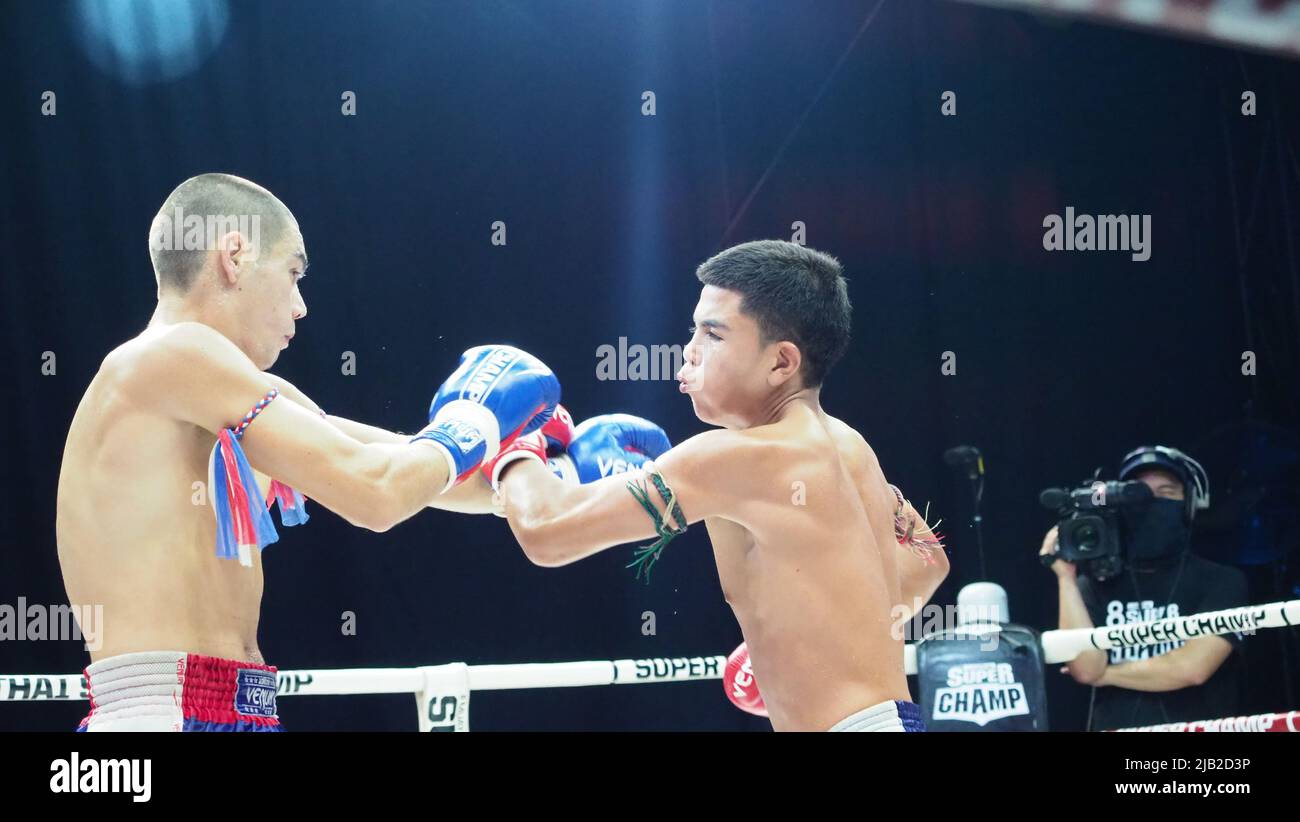 Bangkok Thailandia Novembre 11 2018. Giocatori di kick boxing non identificati thailandesi e stranieri in competizione combattono Muay Thai Super Champ a Muay Thai Street Ba Foto Stock