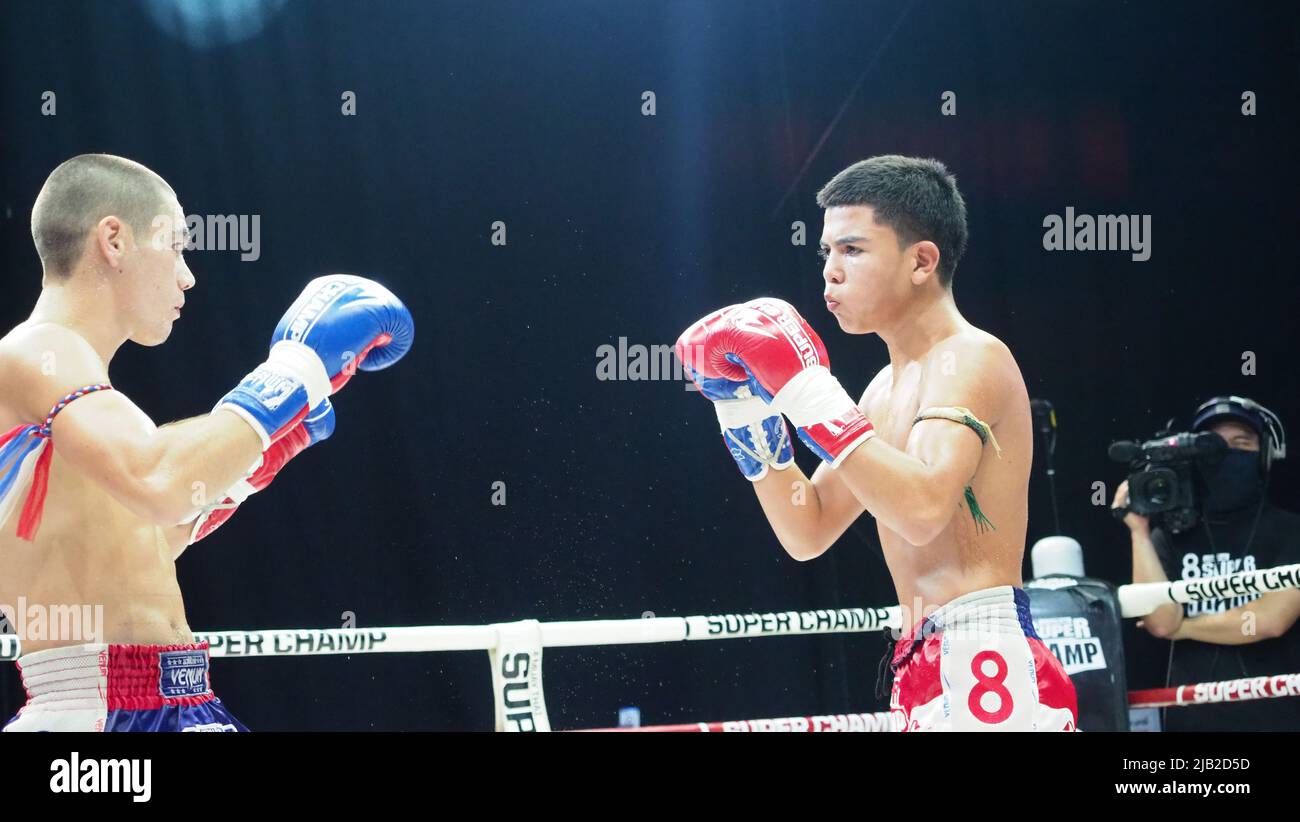 Bangkok Thailandia Novembre 11 2018. Giocatori di kick boxing non identificati thailandesi e stranieri in competizione combattono Muay Thai Super Champ a Muay Thai Street Ba Foto Stock