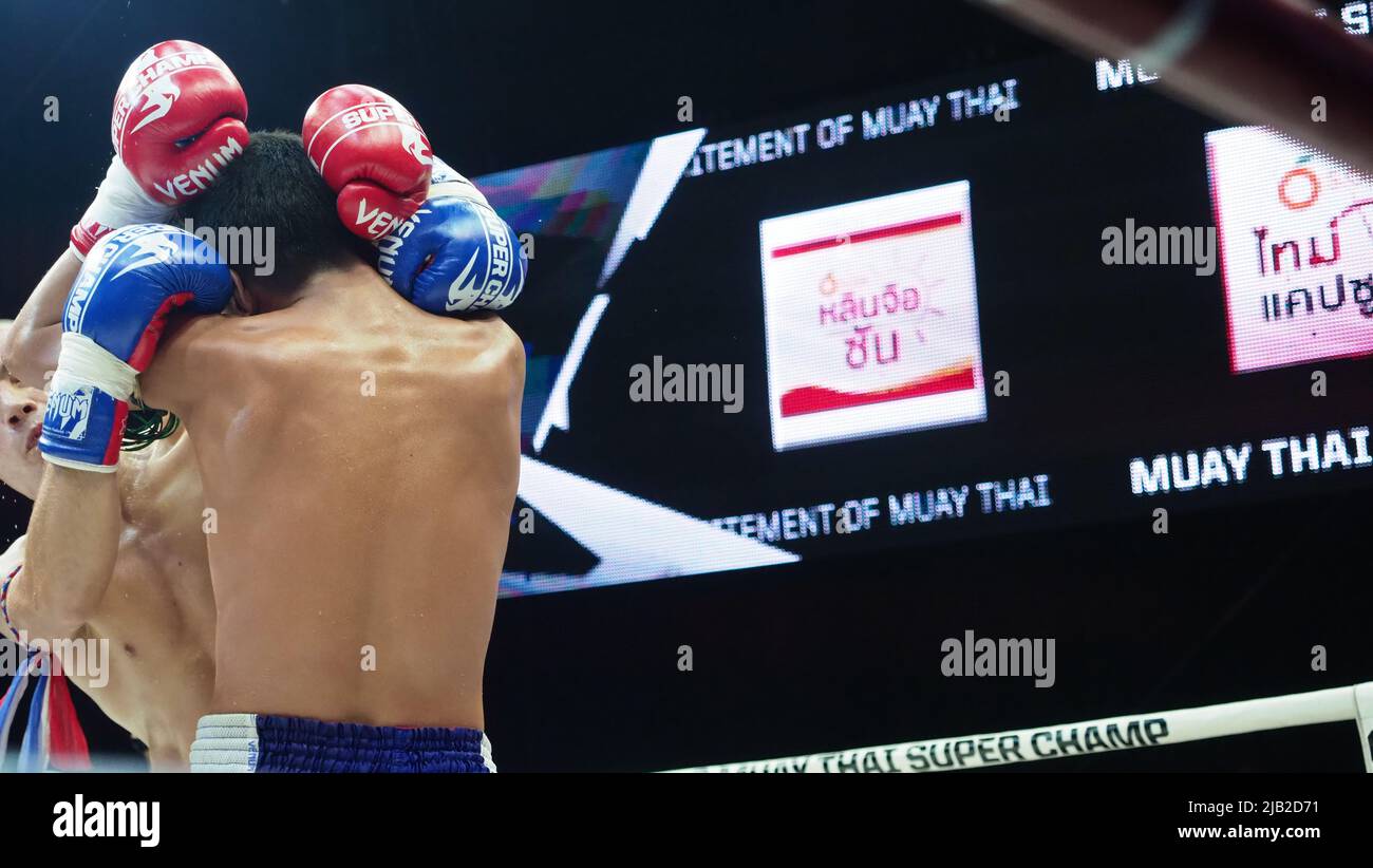 Bangkok Thailandia Novembre 11 2018. Giocatori di kick boxing non identificati thailandesi e stranieri in competizione combattono Muay Thai Super Champ a Muay Thai Street Ba Foto Stock