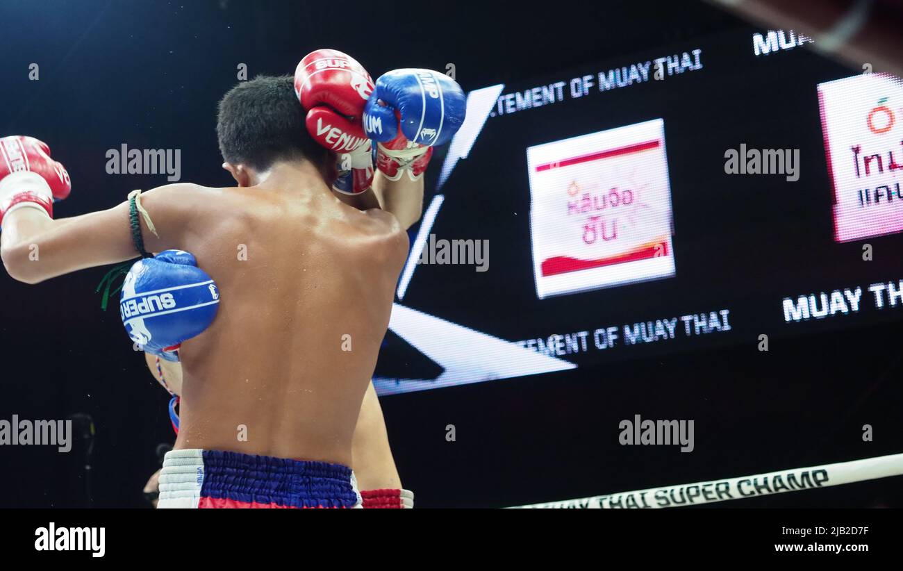Bangkok Thailandia Novembre 11 2018. Giocatori di kick boxing non identificati thailandesi e stranieri in competizione combattono Muay Thai Super Champ a Muay Thai Street Ba Foto Stock