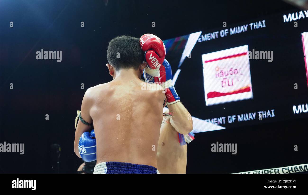Bangkok Thailandia Novembre 11 2018. Giocatori di kick boxing non identificati thailandesi e stranieri in competizione combattono Muay Thai Super Champ a Muay Thai Street Ba Foto Stock