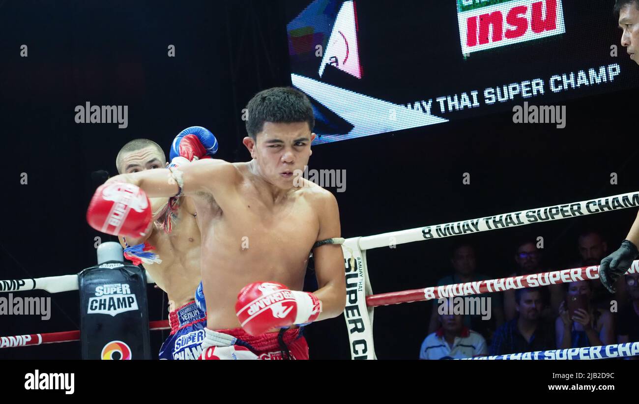 Bangkok Thailandia Novembre 11 2018. Giocatori di kick boxing non identificati thailandesi e stranieri in competizione combattono Muay Thai Super Champ a Muay Thai Street Ba Foto Stock