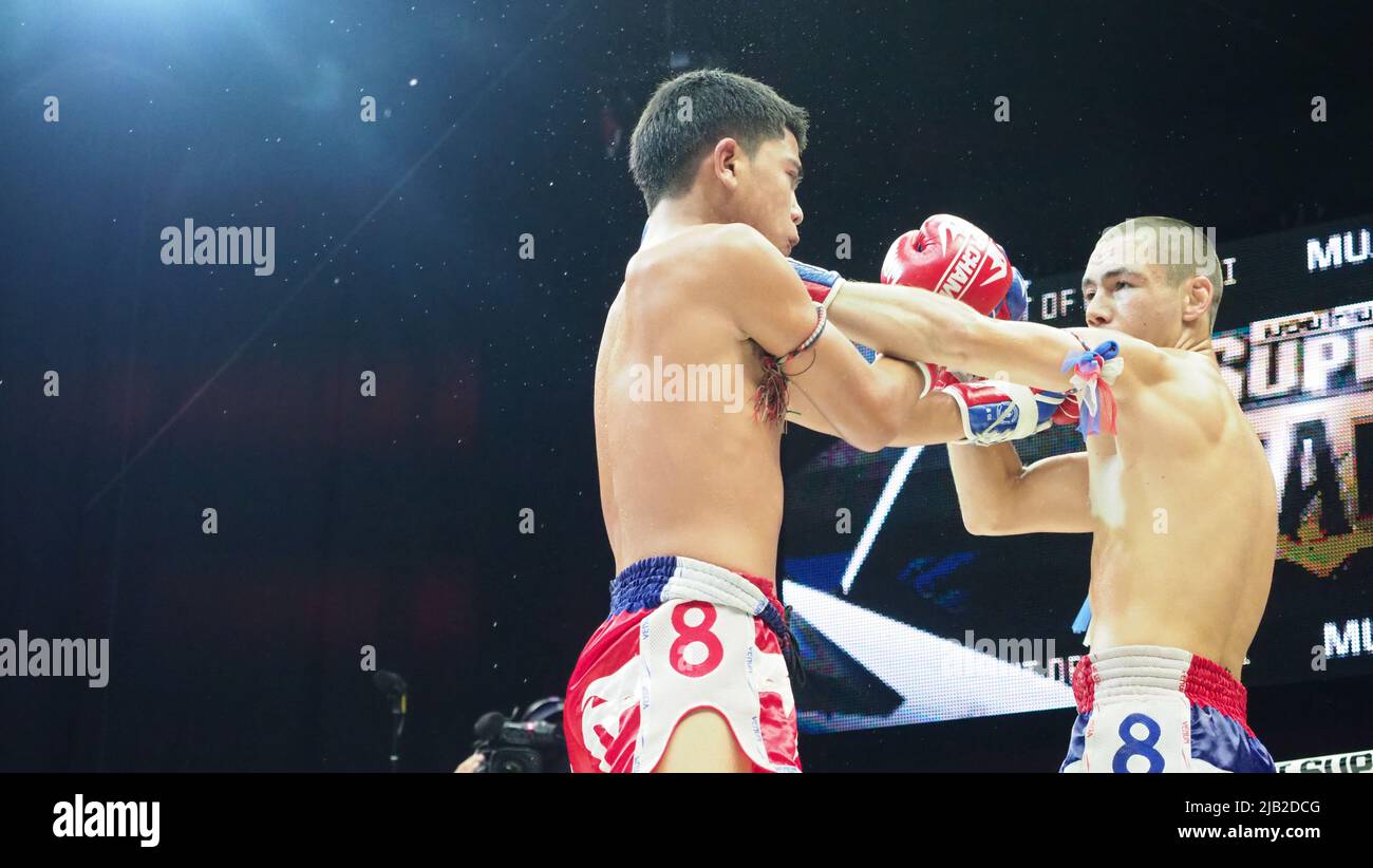 Bangkok Thailandia Novembre 11 2018. Giocatori di kick boxing non identificati thailandesi e stranieri in competizione combattono Muay Thai Super Champ a Muay Thai Street Ba Foto Stock