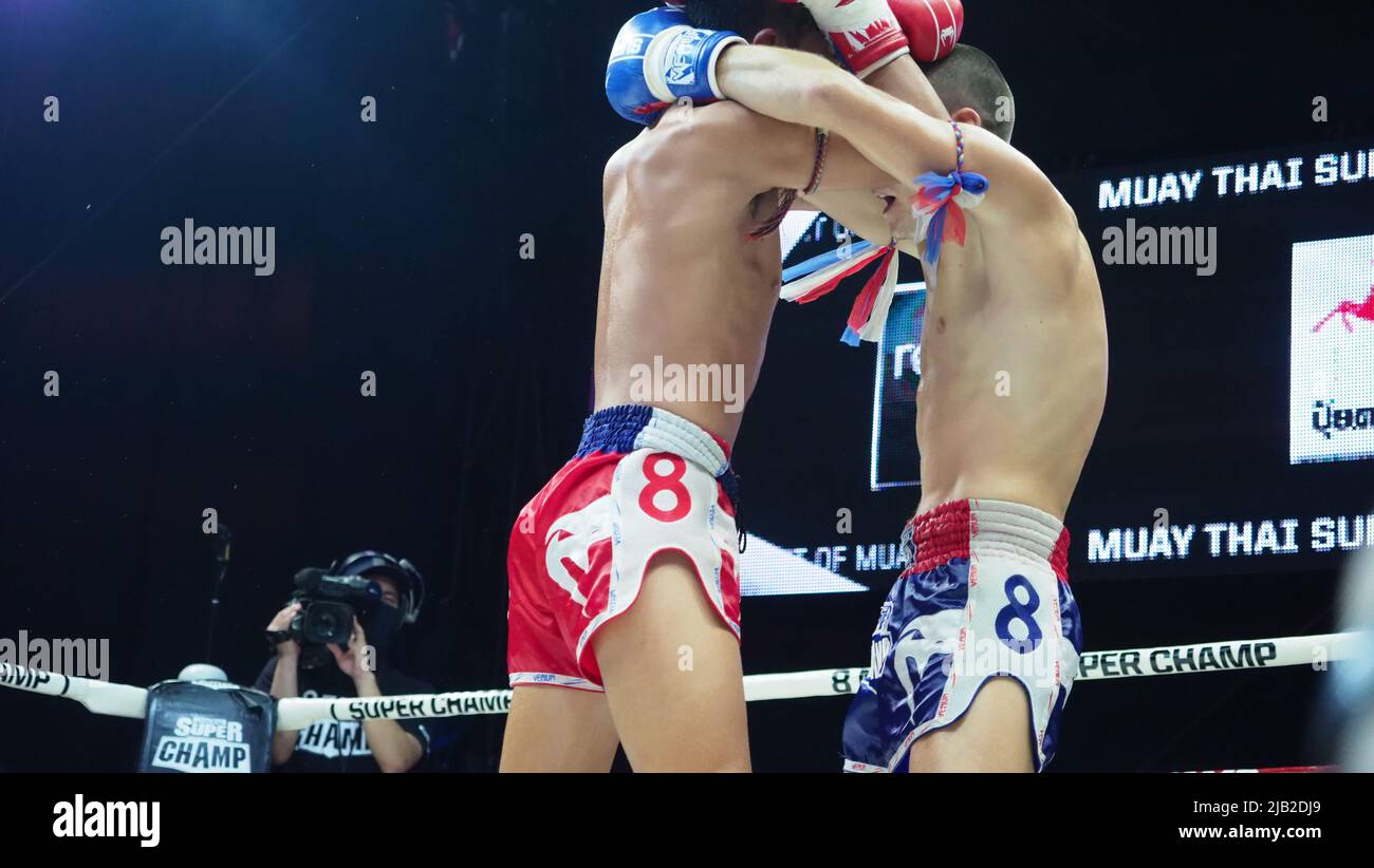Bangkok Thailandia Novembre 11 2018. Giocatori di kick boxing non identificati thailandesi e stranieri in competizione combattono Muay Thai Super Champ a Muay Thai Street Ba Foto Stock