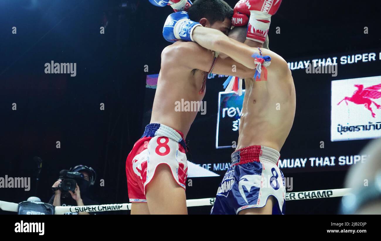Bangkok Thailandia Novembre 11 2018. Giocatori di kick boxing non identificati thailandesi e stranieri in competizione combattono Muay Thai Super Champ a Muay Thai Street Ba Foto Stock