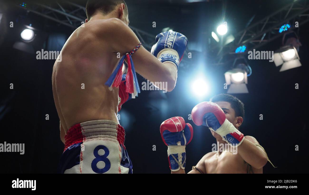 Bangkok Thailandia Novembre 11 2018. Giocatori di kick boxing non identificati thailandesi e stranieri in competizione combattono Muay Thai Super Champ a Muay Thai Street Ba Foto Stock