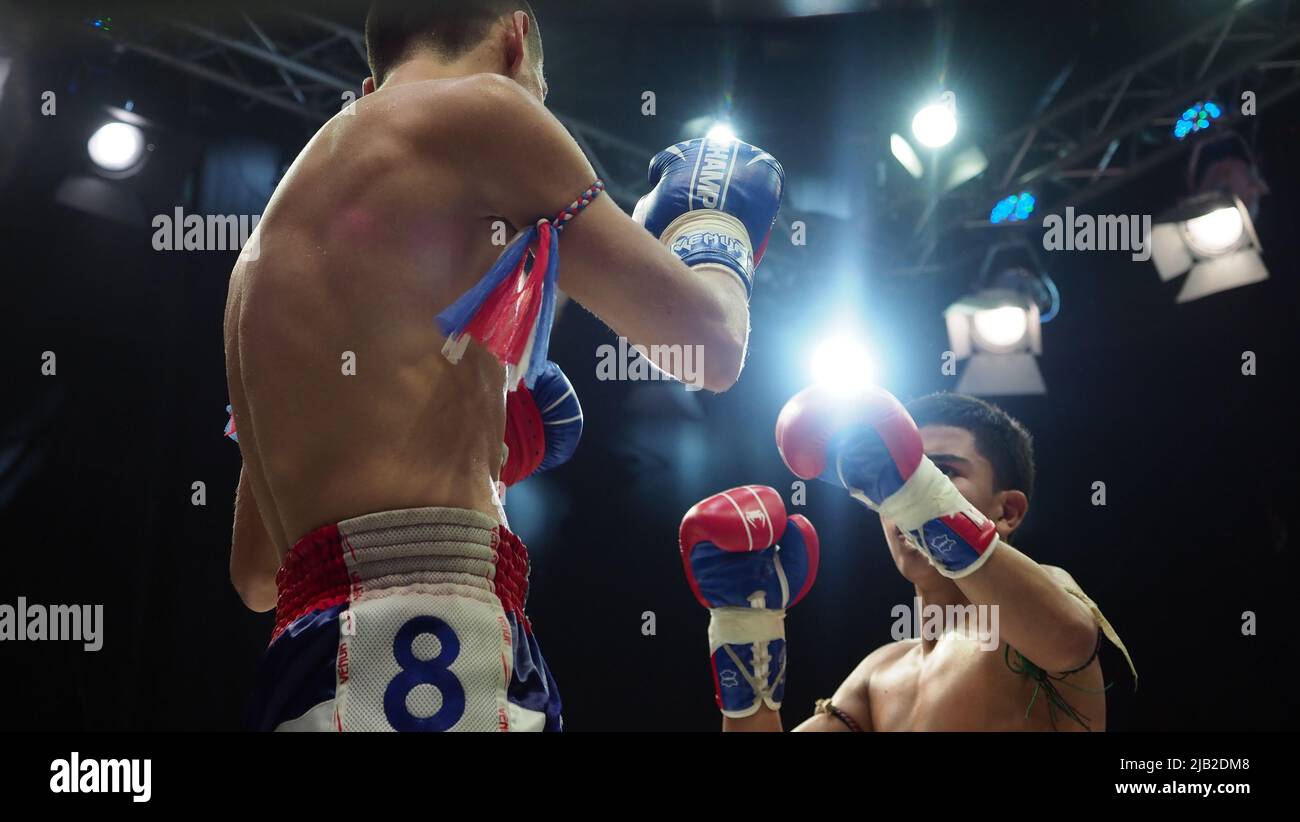 Bangkok Thailandia Novembre 11 2018. Giocatori di kick boxing non identificati thailandesi e stranieri in competizione combattono Muay Thai Super Champ a Muay Thai Street Ba Foto Stock
