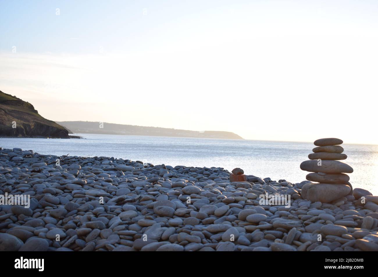 Pebble stack a Aberaeron spiaggia e porto, Galles, Regno Unito Foto Stock