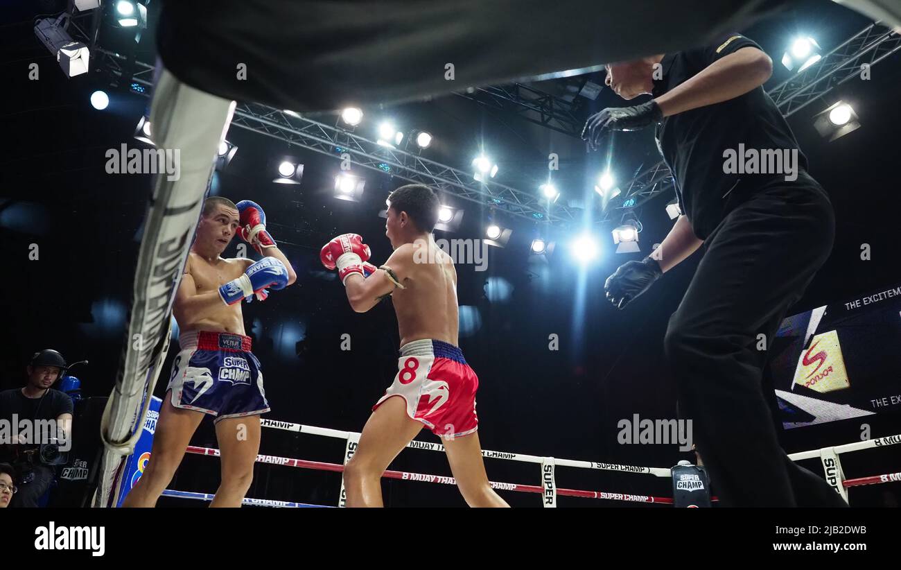 Bangkok Thailandia Novembre 11 2018. Giocatori di kick boxing non identificati thailandesi e stranieri in competizione combattono Muay Thai Super Champ a Muay Thai Street Ba Foto Stock