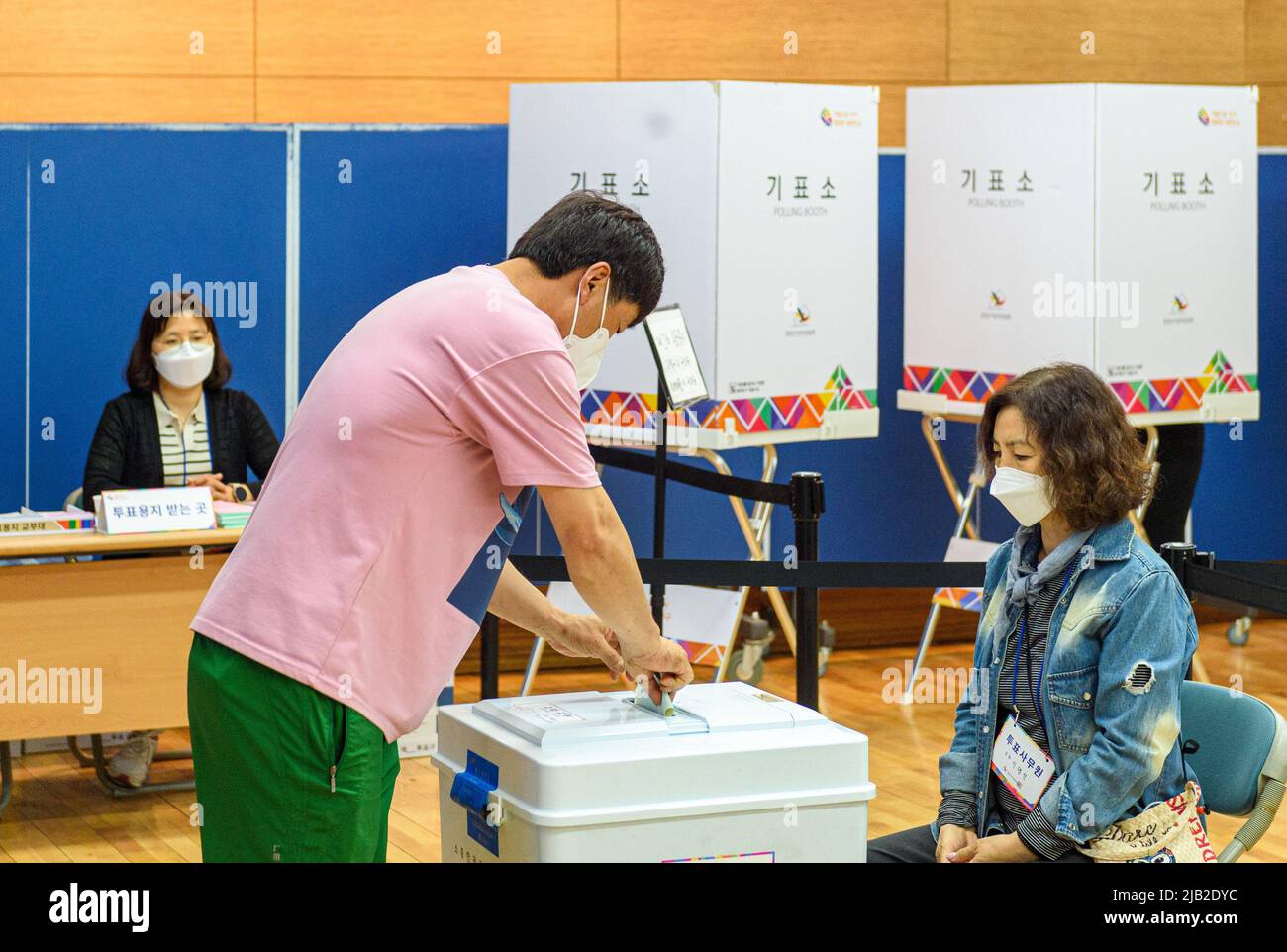 Seul, Corea del Sud. 01st giugno 2022. Un uomo getta il suo voto in una urla durante le elezioni locali a Seul a livello nazionale. Le elezioni locali sono 17 sindaci metropolitani e governatori provinciali, 226 capi consiglio di livello inferiore, 872 seggi in consigli provinciali e metropolitani, e 2.988 in consigli locali di livello inferiore. Credit: SOPA Images Limited/Alamy Live News Foto Stock