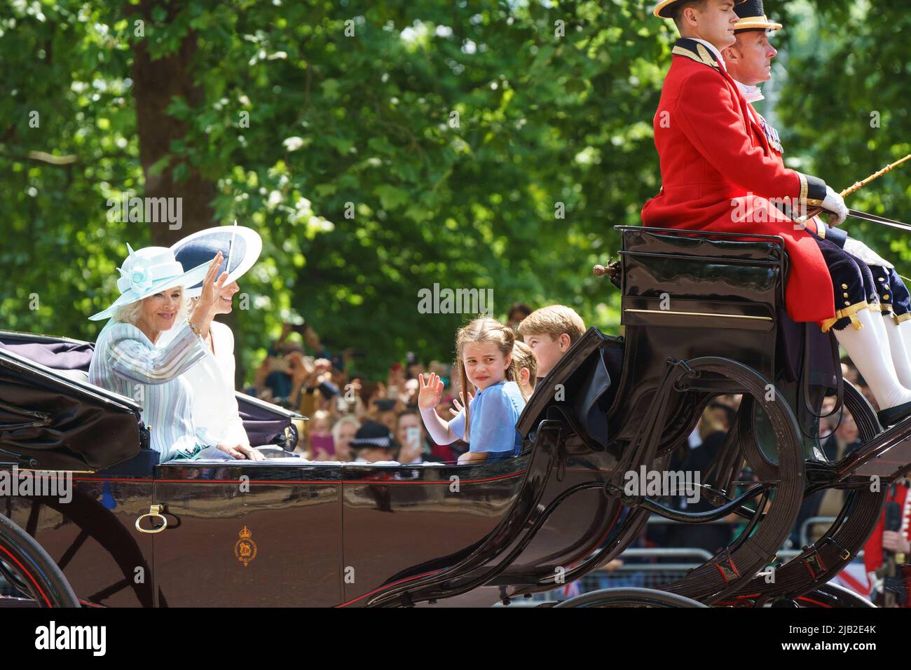 LONDRA - 2 GIUGNO: Camilla, Duchessa di Cornovaglia, Caterina, Duchessa di Cambridge e i suoi figli, la Principessa Charlotte, il Principe Luigi e il Principe Giorgio in una carrozza sul Mall alla cerimonia Trooping the Color il 2 giugno 2022 nel centro di Londra. Foto di David Levenson Credit: David Levenson/Alamy Live News Foto Stock