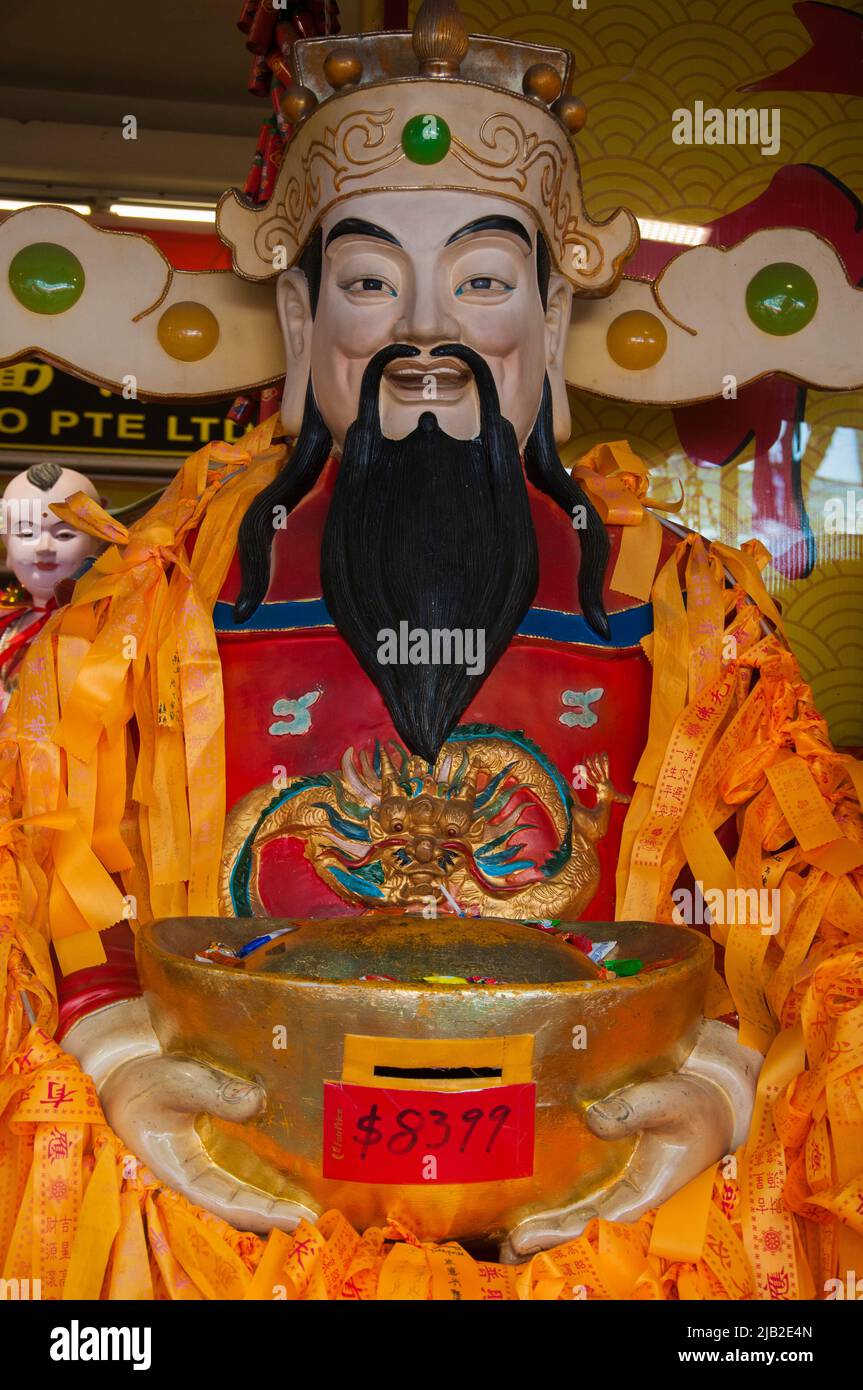 Tradizionale anziano cinese o figura di divinità esposto all'esterno di un negozio vicino al Tempio Kwan im Thong Hood Cho in Waterloo Street, Singapore Foto Stock