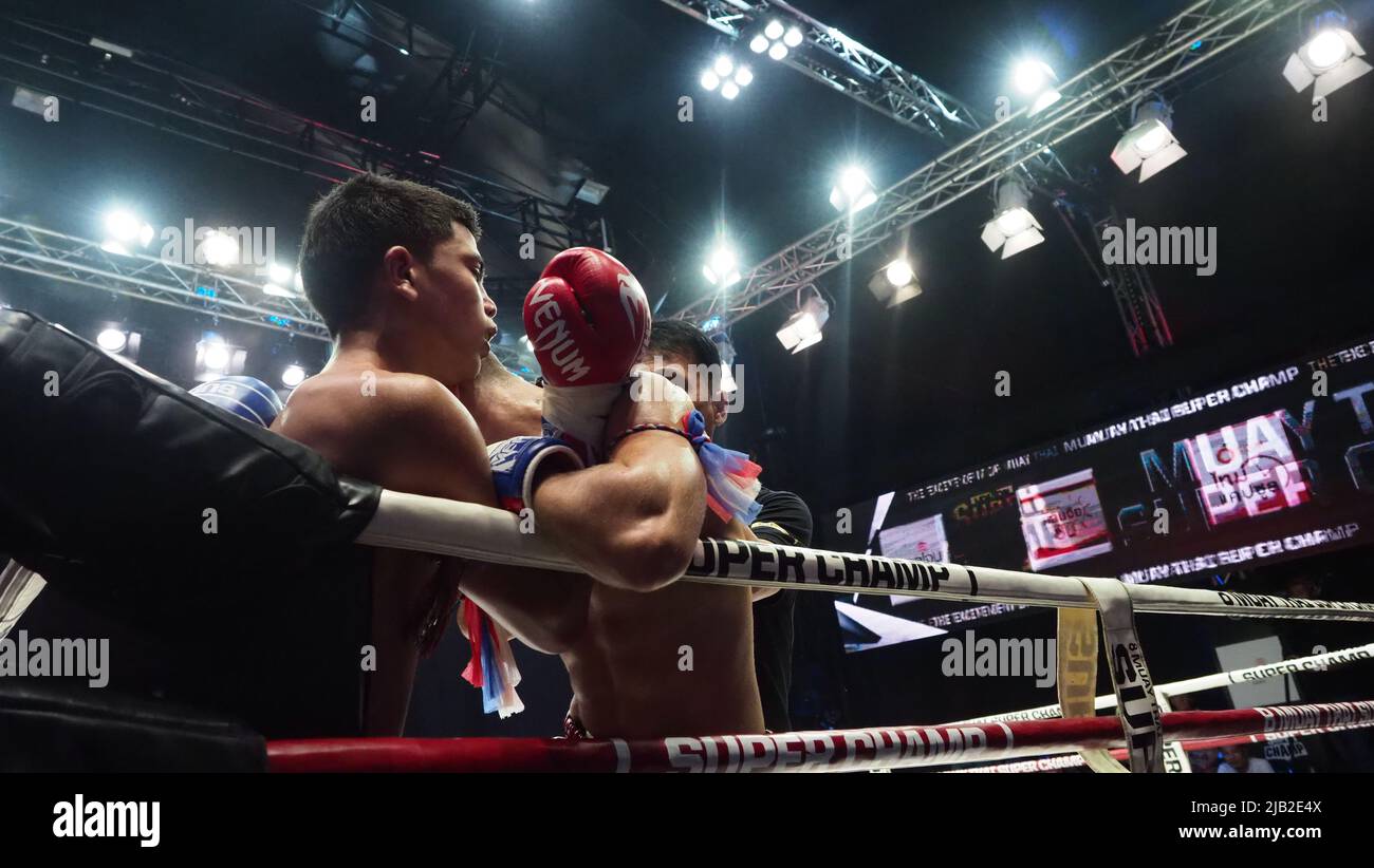 Bangkok Thailandia Novembre 11 2018. Giocatori di kick boxing non identificati thailandesi e stranieri in competizione combattono Muay Thai Super Champ a Muay Thai Street Ba Foto Stock