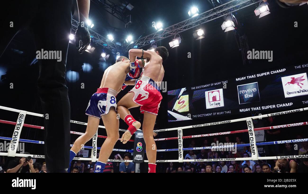 Bangkok Thailandia Novembre 11 2018. Giocatori di kick boxing non identificati thailandesi e stranieri in competizione combattono Muay Thai Super Champ a Muay Thai Street Ba Foto Stock