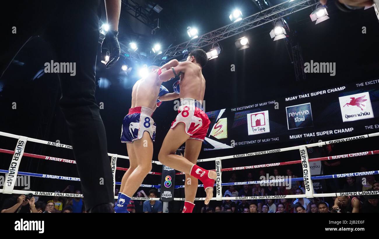 Bangkok Thailandia Novembre 11 2018. Giocatori di kick boxing non identificati thailandesi e stranieri in competizione combattono Muay Thai Super Champ a Muay Thai Street Ba Foto Stock
