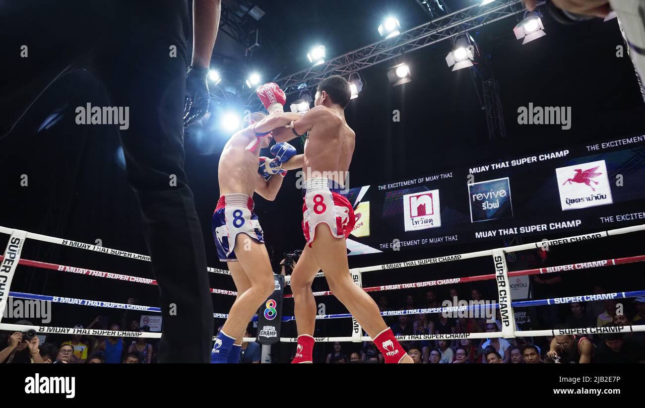 Bangkok Thailandia Novembre 11 2018. Giocatori di kick boxing non identificati thailandesi e stranieri in competizione combattono Muay Thai Super Champ a Muay Thai Street Ba Foto Stock