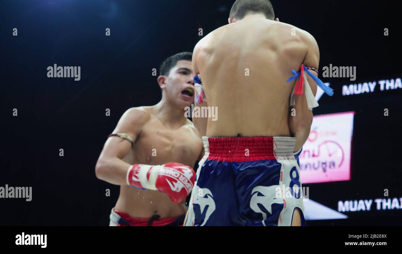 Bangkok Thailandia Novembre 11 2018. Giocatori di kick boxing non identificati thailandesi e stranieri in competizione combattono Muay Thai Super Champ a Muay Thai Street Ba Foto Stock