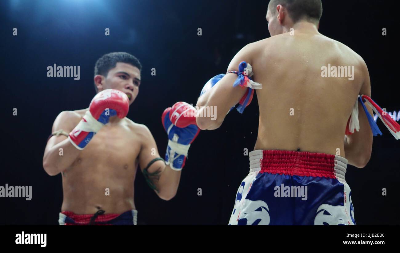 Bangkok Thailandia Novembre 11 2018. Giocatori di kick boxing non identificati thailandesi e stranieri in competizione combattono Muay Thai Super Champ a Muay Thai Street Ba Foto Stock