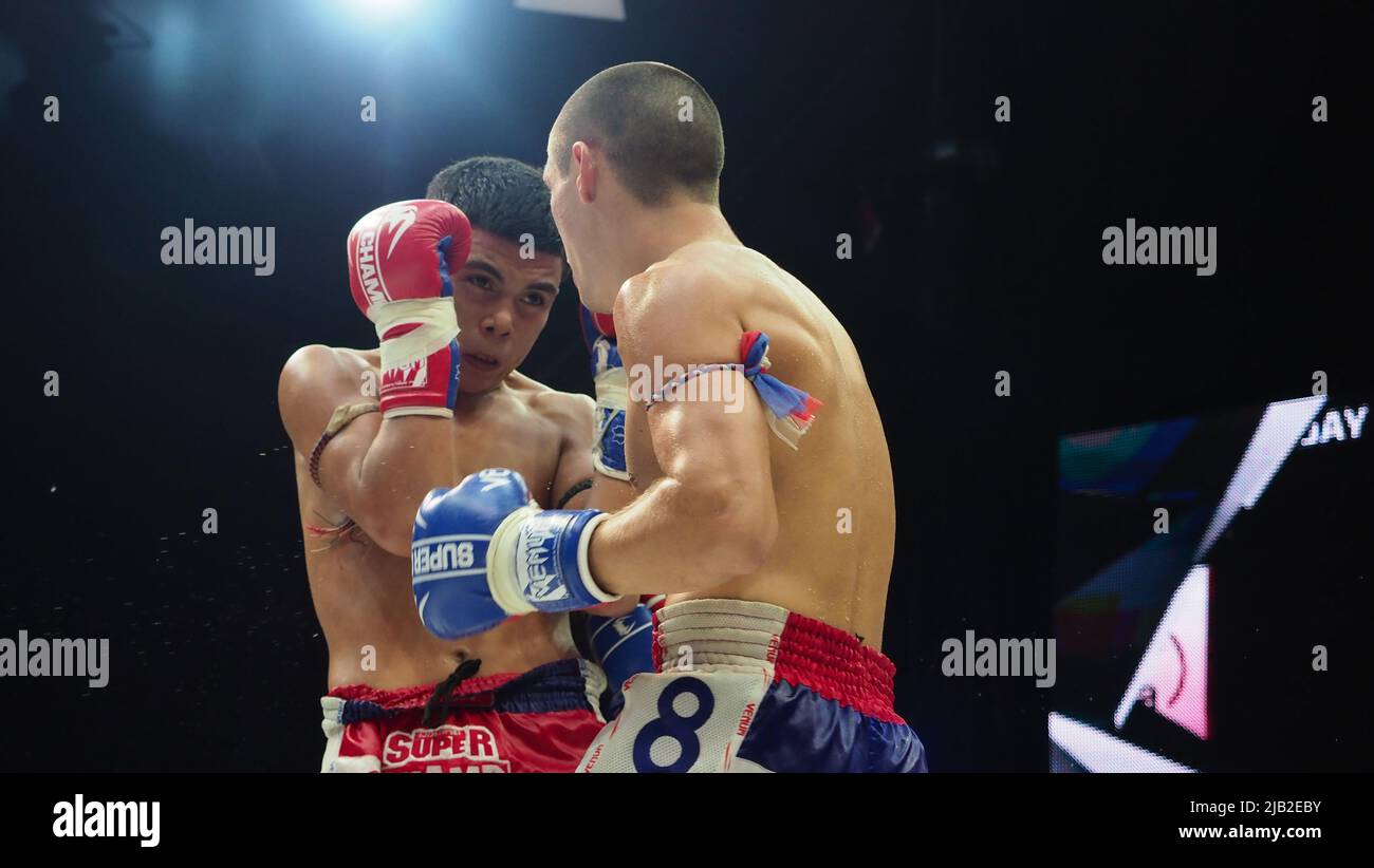 Bangkok Thailandia Novembre 11 2018. Giocatori di kick boxing non identificati thailandesi e stranieri in competizione combattono Muay Thai Super Champ a Muay Thai Street Ba Foto Stock