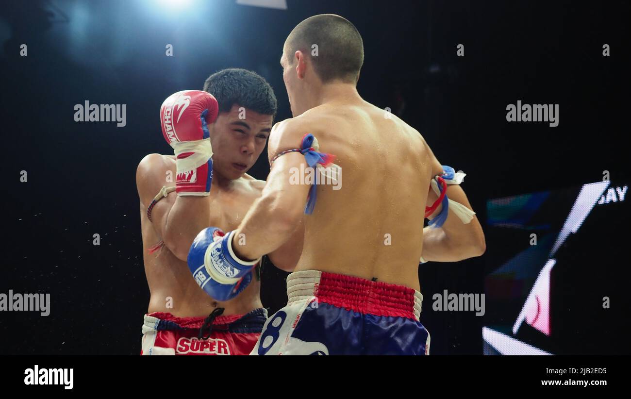 Bangkok Thailandia Novembre 11 2018. Giocatori di kick boxing non identificati thailandesi e stranieri in competizione combattono Muay Thai Super Champ a Muay Thai Street Ba Foto Stock