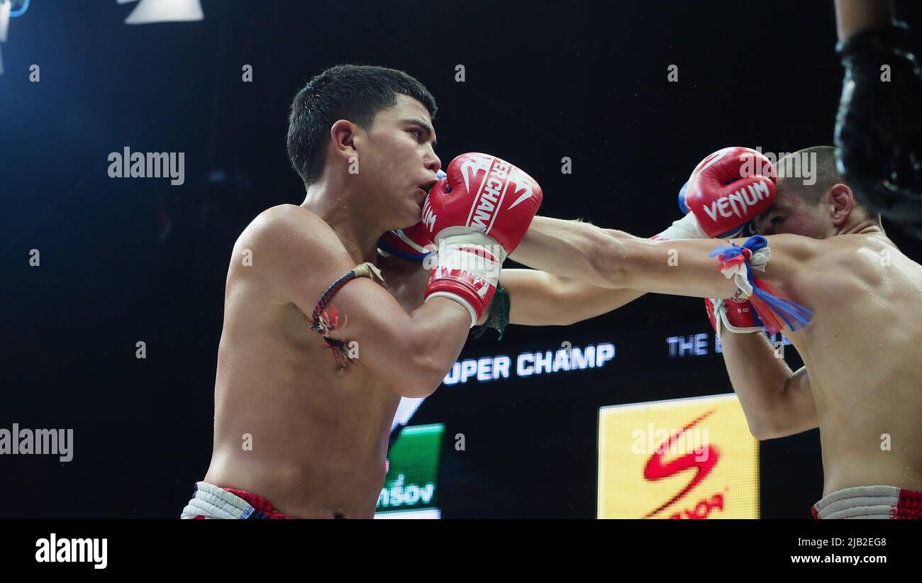 Bangkok Thailandia Novembre 11 2018. Giocatori di kick boxing non identificati thailandesi e stranieri in competizione combattono Muay Thai Super Champ a Muay Thai Street Ba Foto Stock