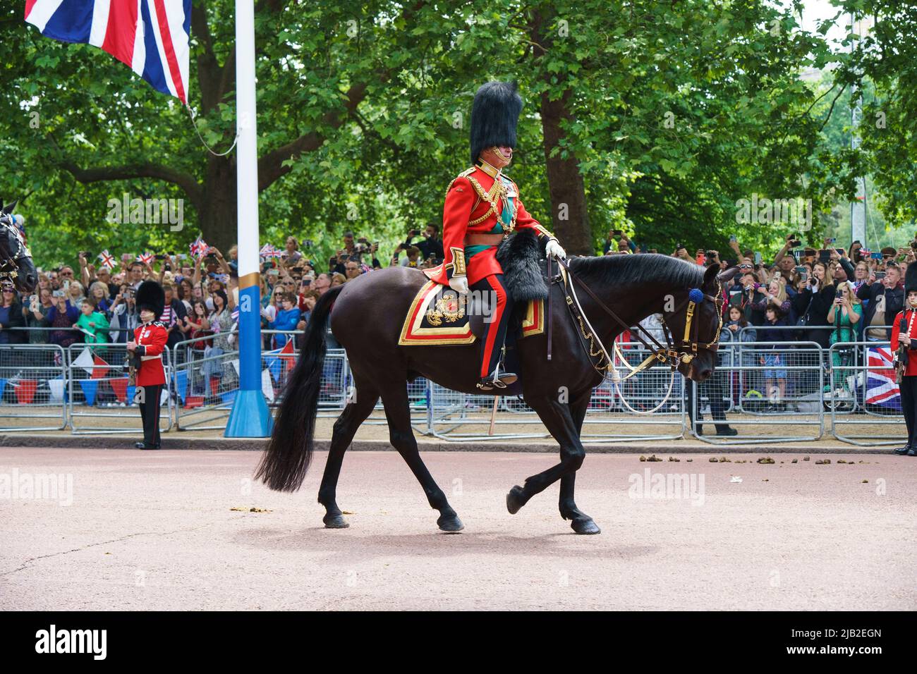 LONDRA - 2 GIUGNO: Prince Charles, il Principe del Galles, corre lungo il Mall, alla cerimonia Trooping the Color il 2 giugno 2022 nel centro di Londra. Foto di David Levenson Credit: David Levenson/Alamy Live News Foto Stock
