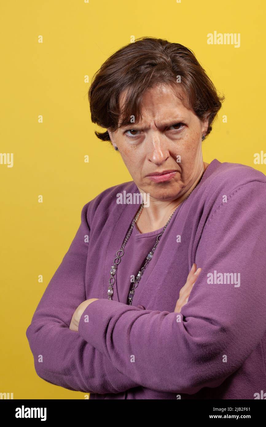 Donna mature difensiva sconvolto in blusa viola Foto Stock