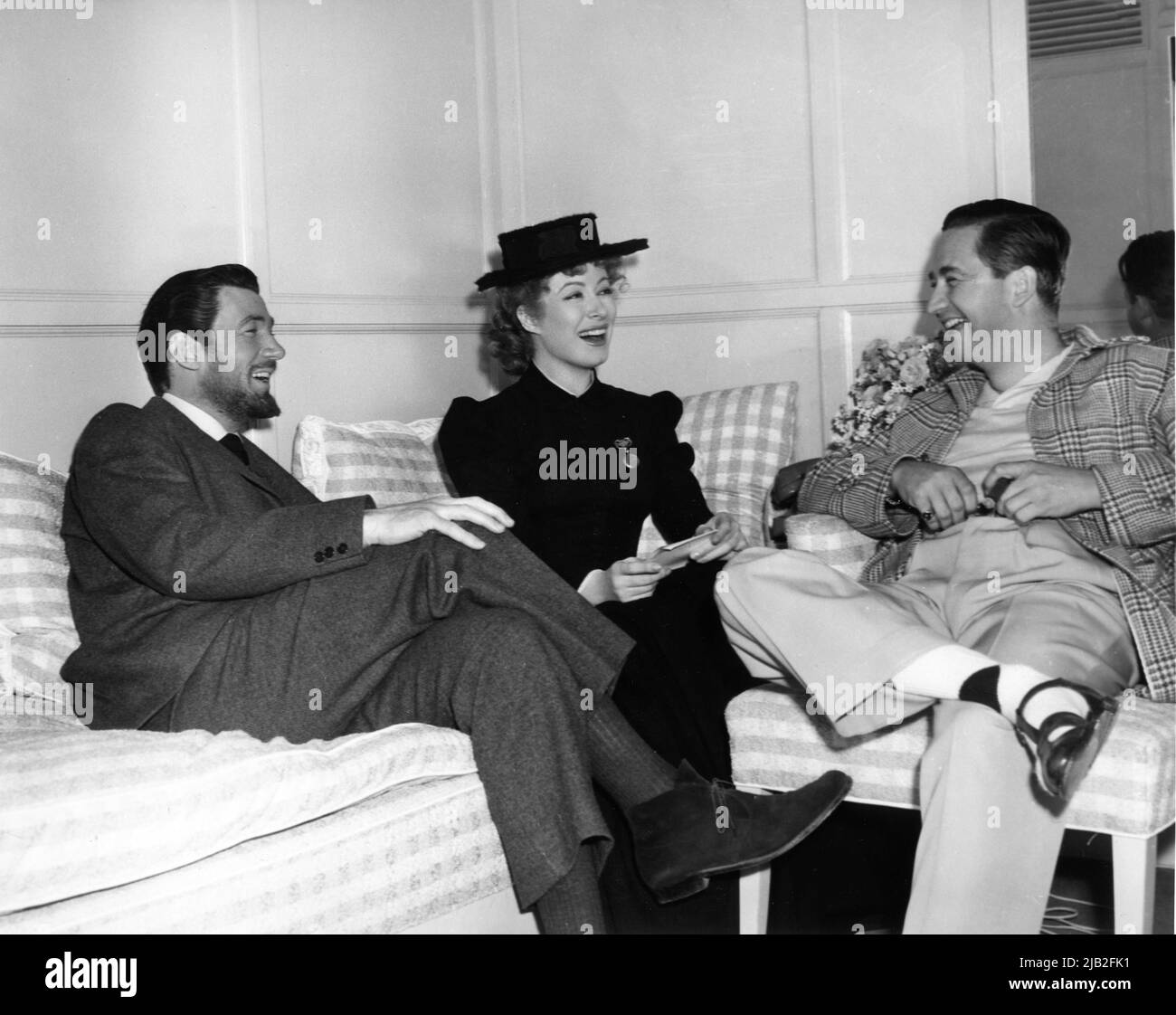 WATER PIDGEON (in costume come Pierre Curie) e GREER GARSON (in costume come Marie Curie) con il direttore MERVYN Leroy sul set spogliatoio candid durante le riprese di MADAME CURIE 1943 regista MERVYN Leroy basato su libro di Eve Curie costume Supervision Irene produttore Sidney Franklin Metro Goldwyn Mayer Foto Stock