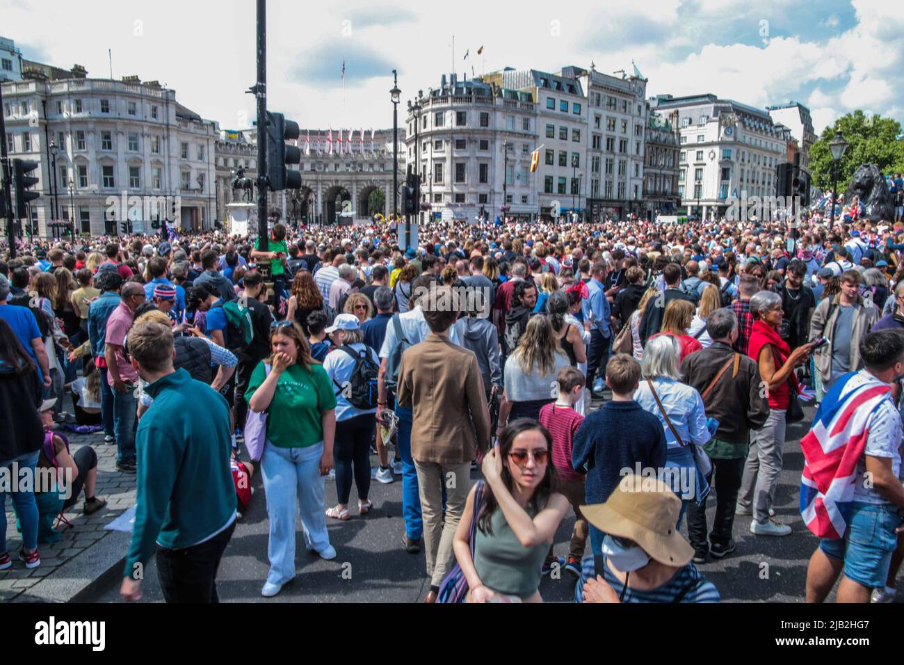 Londra 2 Giugno 2022, Central London è stata piena di sposi con persone che celebrano il Queens Platinum Jubilee 2020, tutti erano in buona miid e indossando il rosso blu e bianco Credit: Paul Quezada-Neiman/Alamy Live News Foto Stock