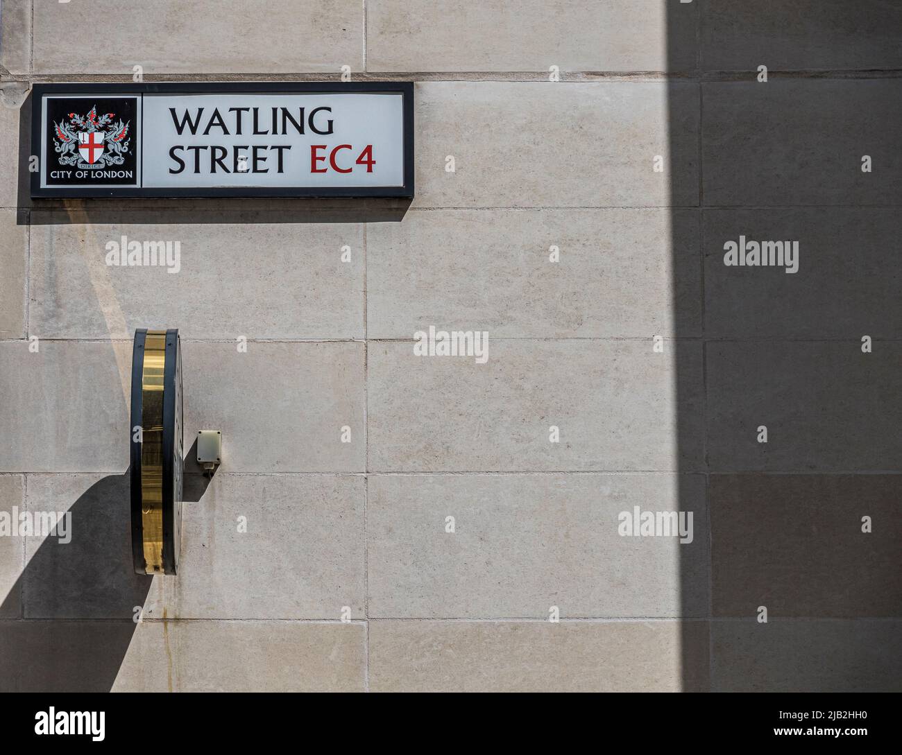 Watling Street nella città di Londra un cartello stradale su un muro di pietra nella città di Londra , EC4 Foto Stock