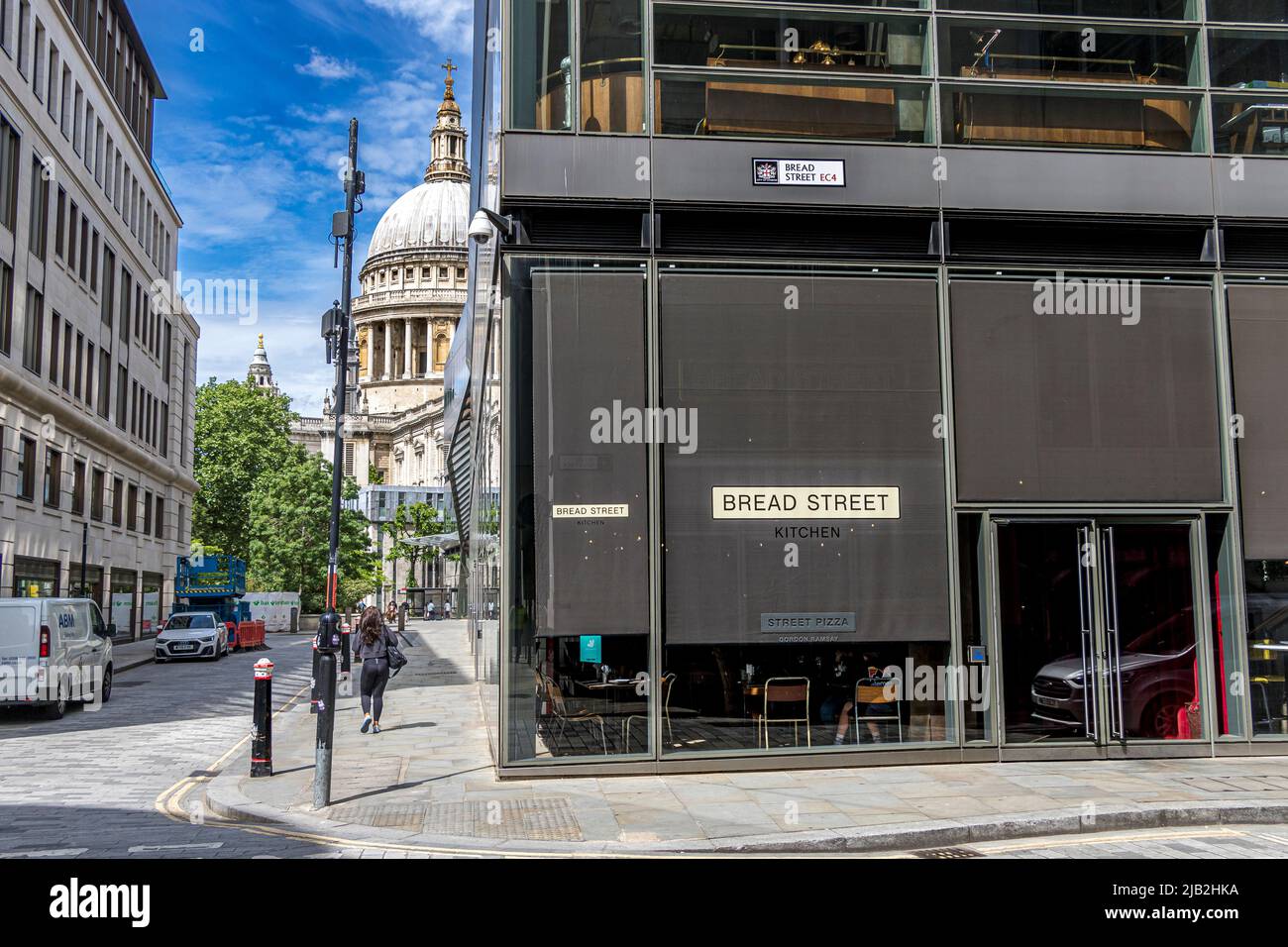 Gordon Ramsay Bread St Kitchen ristorante e bar presso One New Change con St Paul's Cathedral sullo sfondo, Londra EC4 Foto Stock