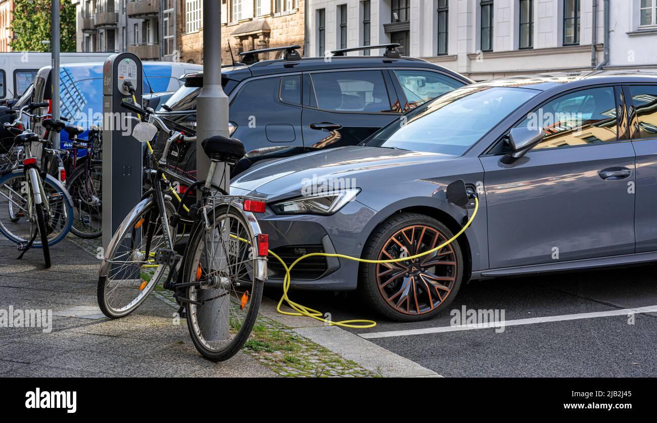 Stazione di ricarica per auto elettriche in città, Berlino, Germania Foto Stock