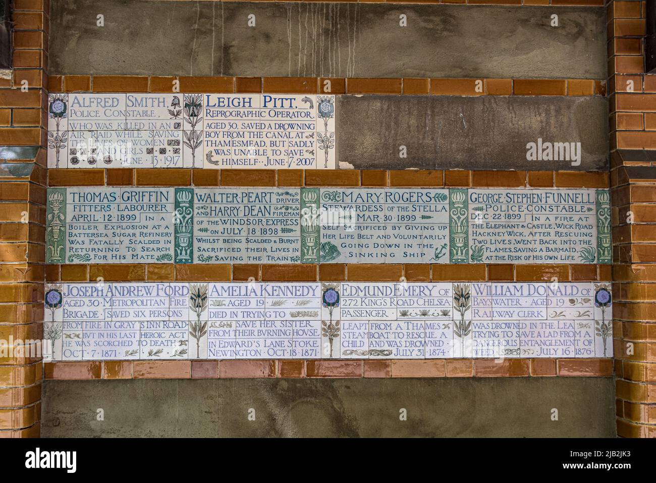 Tablet dedicati a persone che hanno perso la vita cercando di salvare altri al Watts Memorial per l'eroico autosacrificio nel Postman's Park di Londra Foto Stock