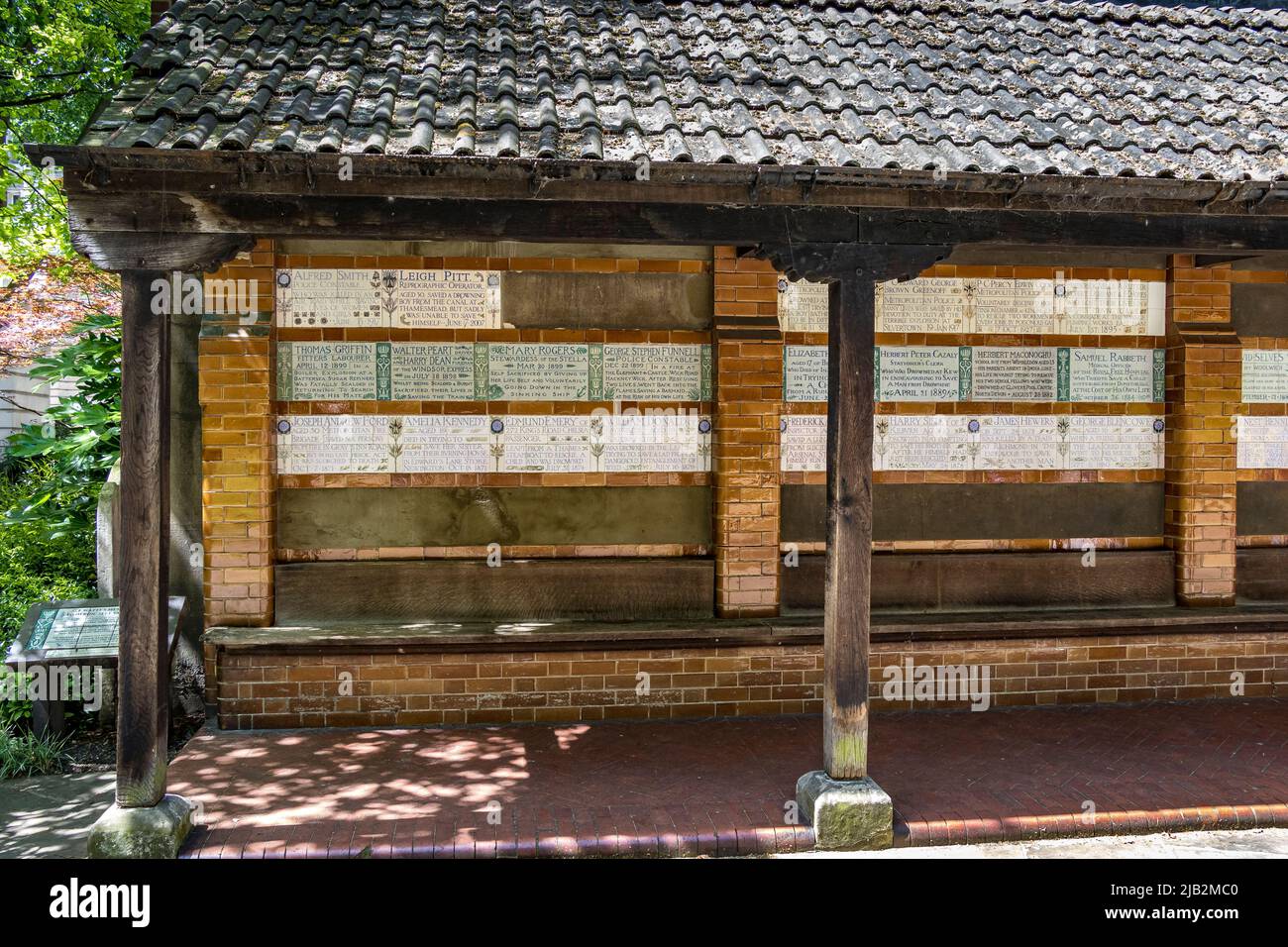 Tablet dedicati a 62 individui che hanno perso la vita cercando di salvare altri al Watts Memorial per l'eroico autosacrificio nel Postman's Park di Londra Foto Stock