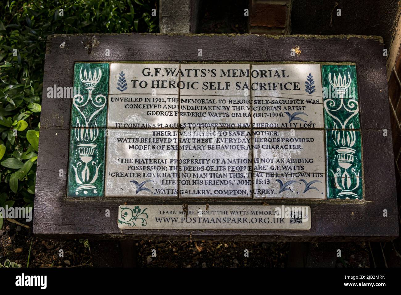 Un cartello in ceramica al Watts Memorial per l'eroico autosacrificio in Postman's Park , Londra, EC1 Foto Stock