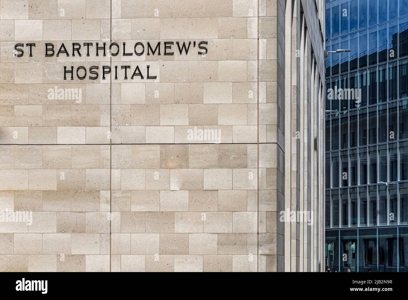 St Bartholomew's Hospital, King George V Building che ospita Barts Heart Center e Barts Cancer Center, King Edward St, Londra, EC1 Foto Stock
