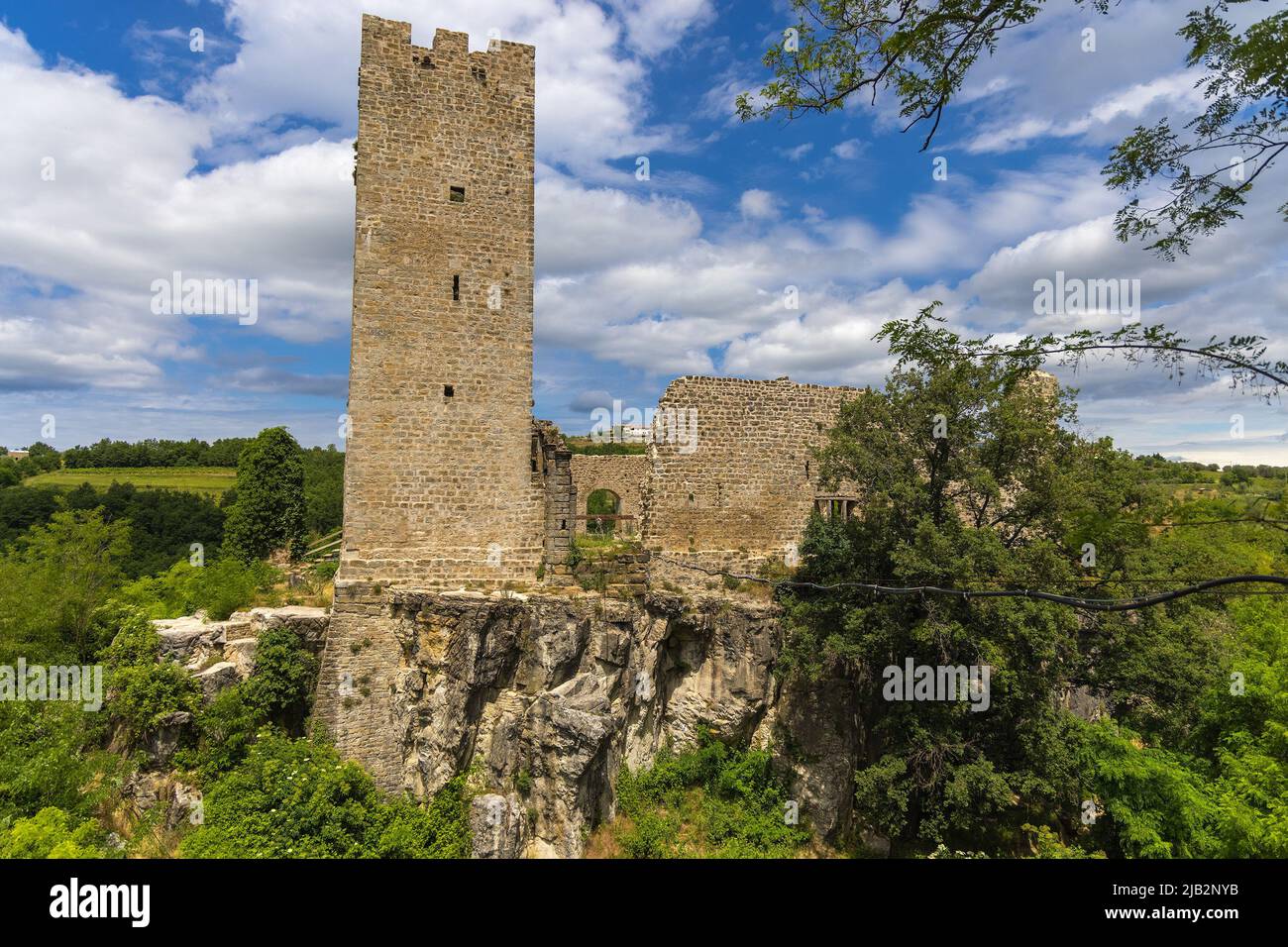 Rovine del castello di Momjan, Istra, Croazia Foto Stock