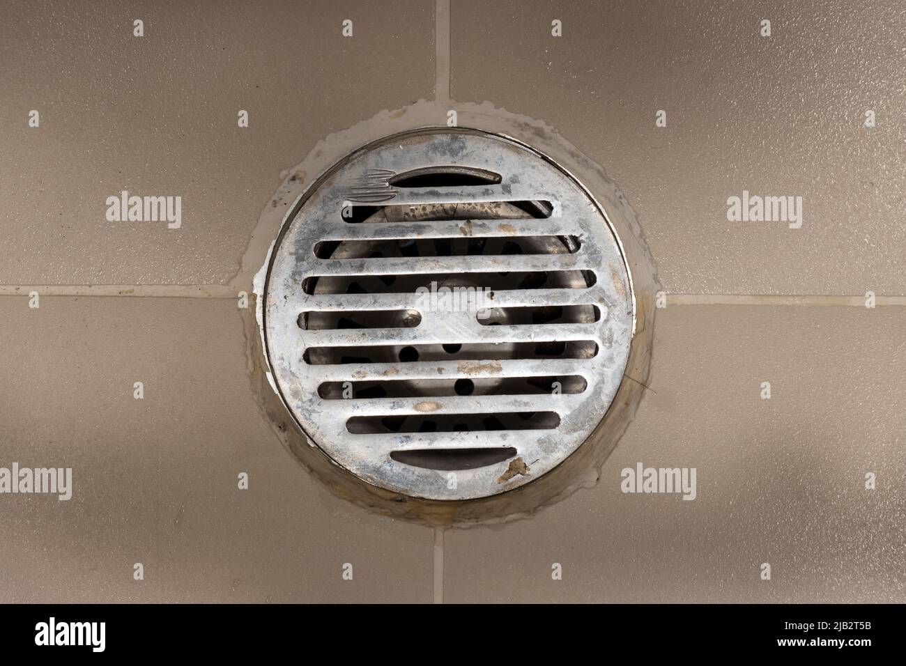 Una griglia sul foro di scarico, primo piano Foto Stock