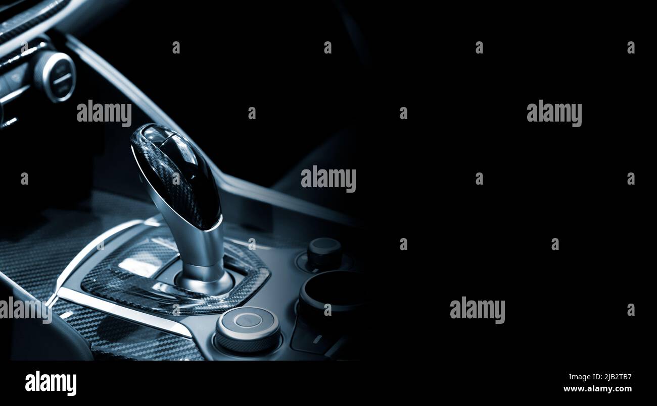 Lusso dell'abitacolo dell'auto nell'area del cambio con copyspace nero Foto Stock