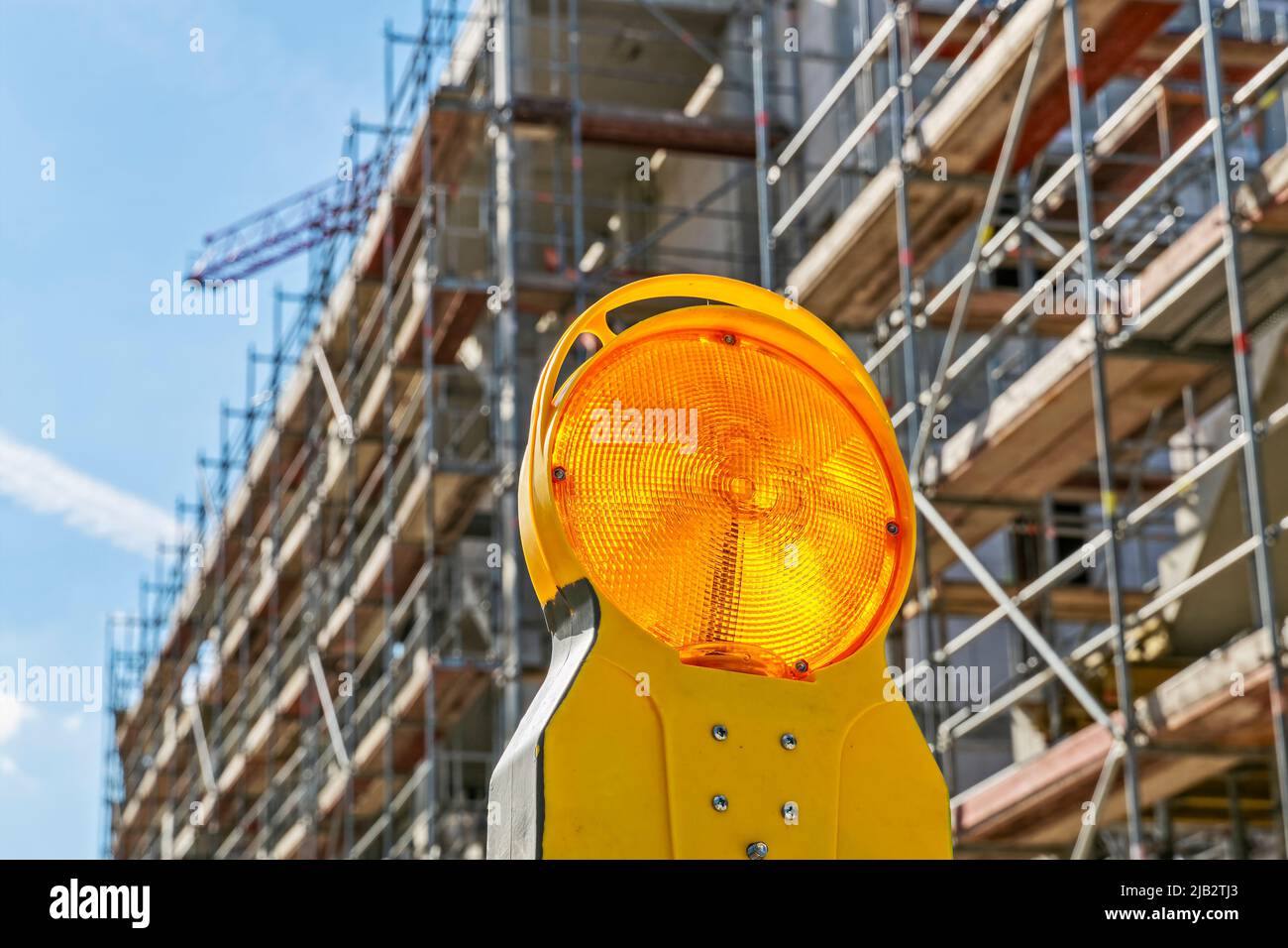 Conchiglia di un edificio di appartamenti con impalcature e luci di avvertimento in primo piano a Bad Homburg (Vickers - Areal) vicino a Francoforte sul meno Foto Stock