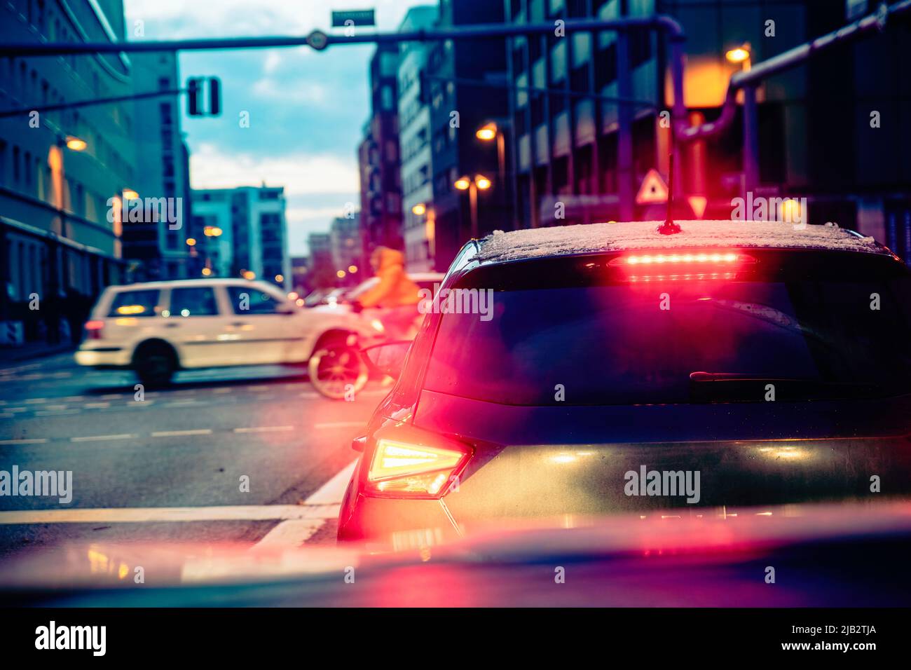Scena stradale con vettura frenante all'incrocio a Francoforte sul meno Foto Stock