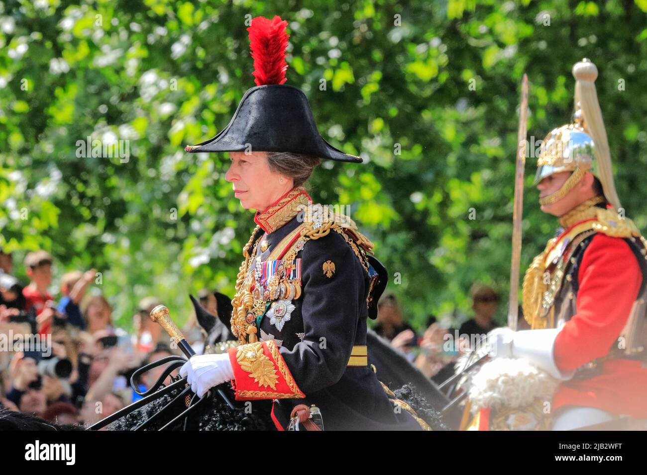 Londra, Regno Unito. 02nd giugno 2022. Principessa Ann, la Principessa reale a cavallo. Oltre 1.400 soldati da parata, 200 cavalli e 400 musicisti provenienti da 10 gruppi della Parata tradizionale segnano il compleanno ufficiale della Regina nel fine settimana che quest'anno vede anche il suo Platinum Jubilee. La Parata si sposta lungo il Mall fino alla Parata della Guardia del Cavallo, unita dai membri della Famiglia reale a cavallo e in carrozza e chiude con il tradizionale volo RAF passato, guardato dalla Famiglia reale dal balcone di Buckingham Palace. Credit: Imagplotter/Alamy Live News Foto Stock