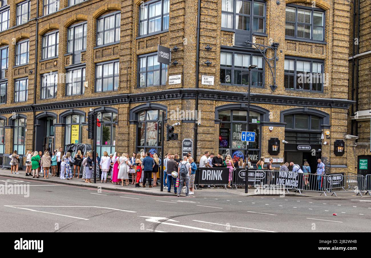 Una lunga fila di persone che si accingono fuori dal piano Works, Farringdon su Farringdon Road , Londra EC1 Foto Stock